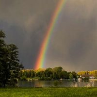 regenbogen ueber see