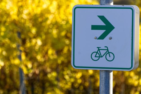 bicycle path 3862341 1920