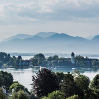 fraueninsel und alpenkette