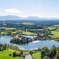 Kloster Seeon mit Alpen und Chiemsee